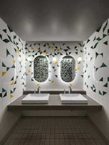 代々木公園Park-PFI計画のトイレ施設に弊社タイルが採用されました