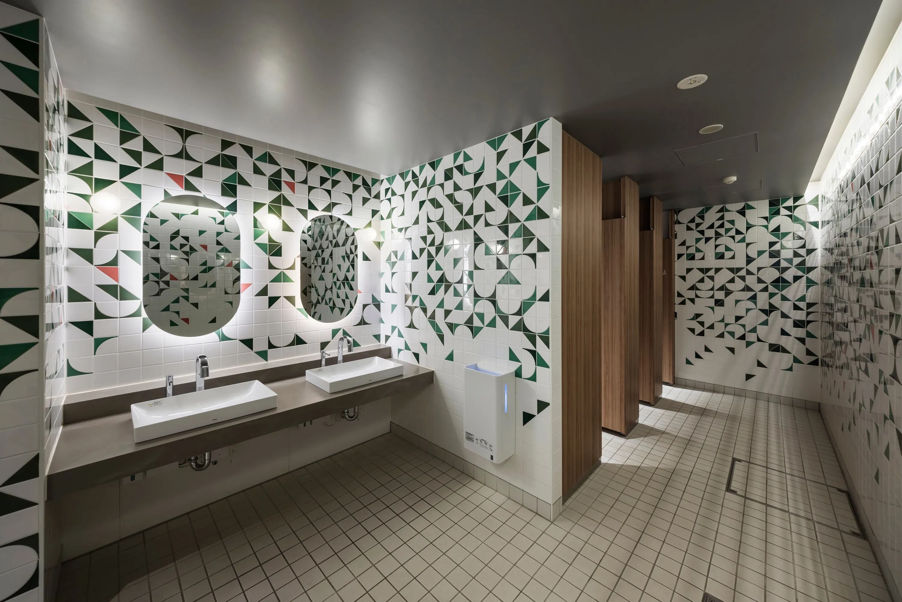 代々木公園Park-PFI計画のトイレ施設に弊社タイルが採用されました