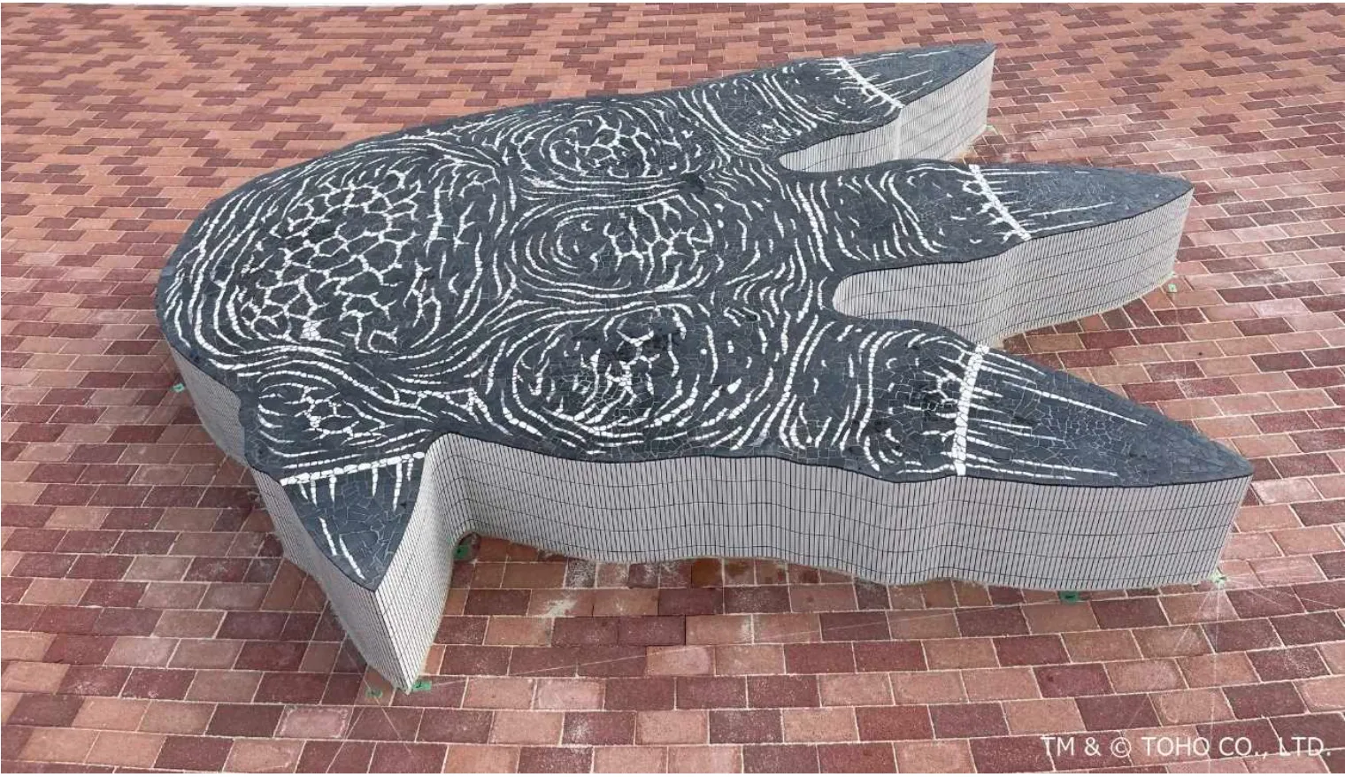 県立観音崎公園「たたら浜展望広場」にゴジラの足跡モニュメントを設置しました